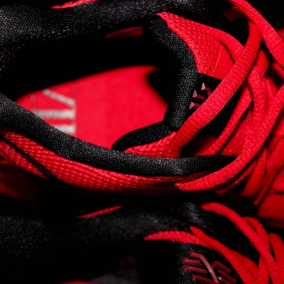 Nike Kyrie 3 University Red  Sz 7